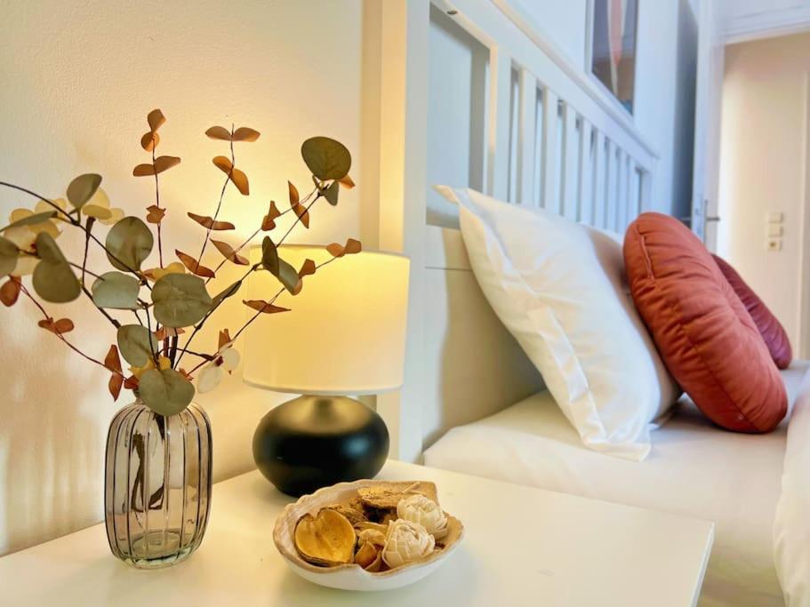 Cozy Fairytal Garden Apartment, Family Friendly, Free Parking, 15 Min To Airport أثينا المظهر الخارجي الصورة