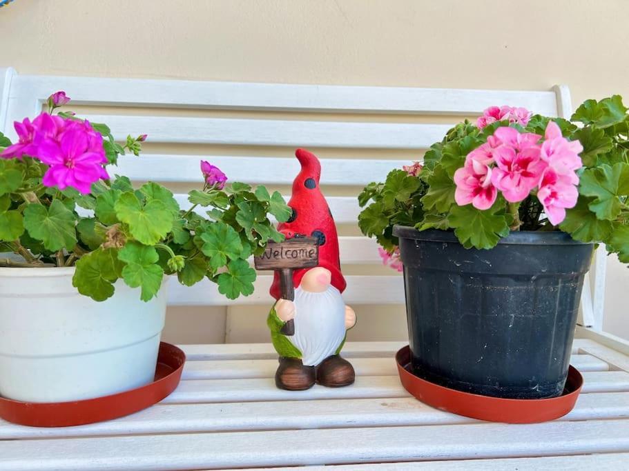 Cozy Fairytal Garden Apartment, Family Friendly, Free Parking, 15 Min To Airport أثينا المظهر الخارجي الصورة